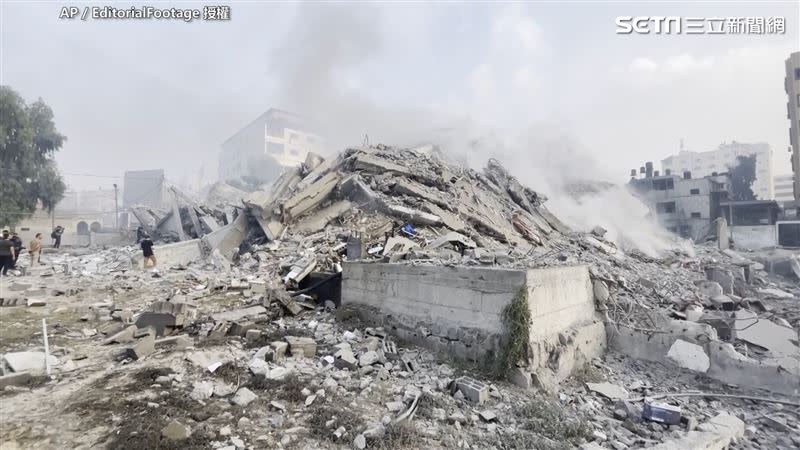 以色列空襲加薩走廊瓦坦塔，埃及官員表示，他們成功躲過以色列的監控突襲，是用了最古老的方式。（圖／AP授權）