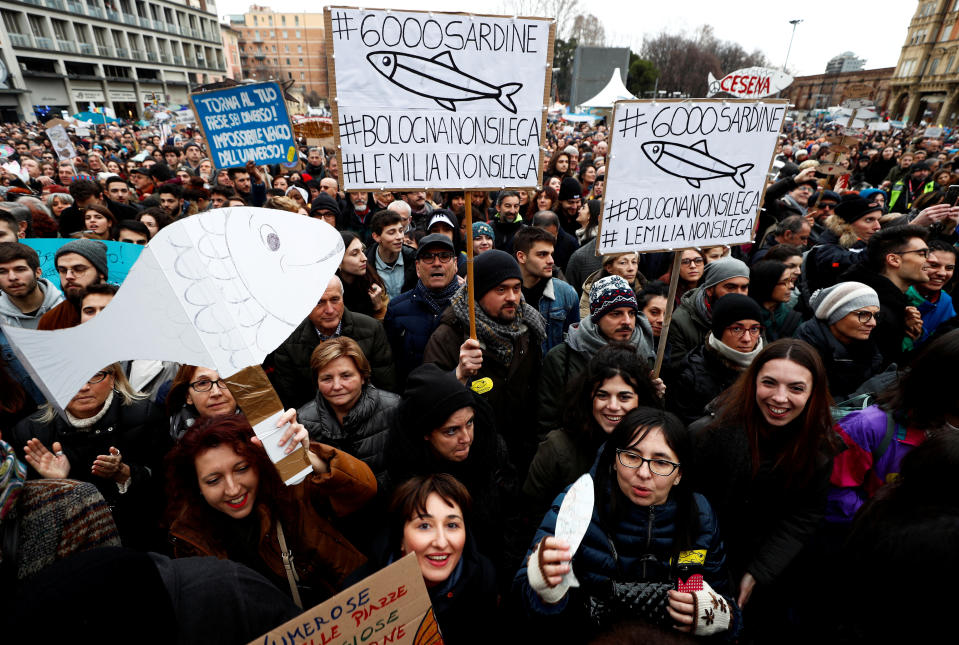 "Non abbiamo mai voluto esserlo, ma abbiamo capito che per tante persone siamo la prima vera alternativa al sovranismo e al populismo di destra". A dirlo Mattia Santori, portavoce delle 'sardine', parlando a margine dell'evento in corso a Bologna: "Non era stato previsto all'inizio, per noi e' una grossa responsabilità, ma anche una speranza per quello che potrà avvenire da qui in futuro".