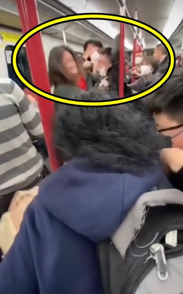 男子在港鐵車廂內，揮拳擊打前方一名長髮中年女子。
