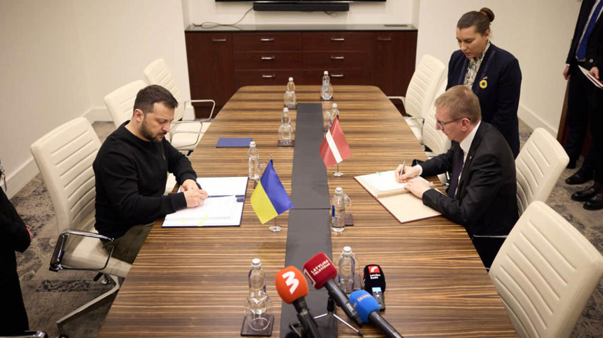 Ukrainian President Zelenskyy and Latvian Presidents Rinkēvičs sign agreement on cooperation and support in Vilnius. Photo: Ukrainian President's Office
