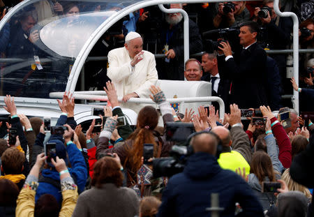 Pope Francis greets faithful as he arrives outside the Vilnius Cathedral in Vilnius, Lithuania September 22, 2018. REUTERS/Max Rossi