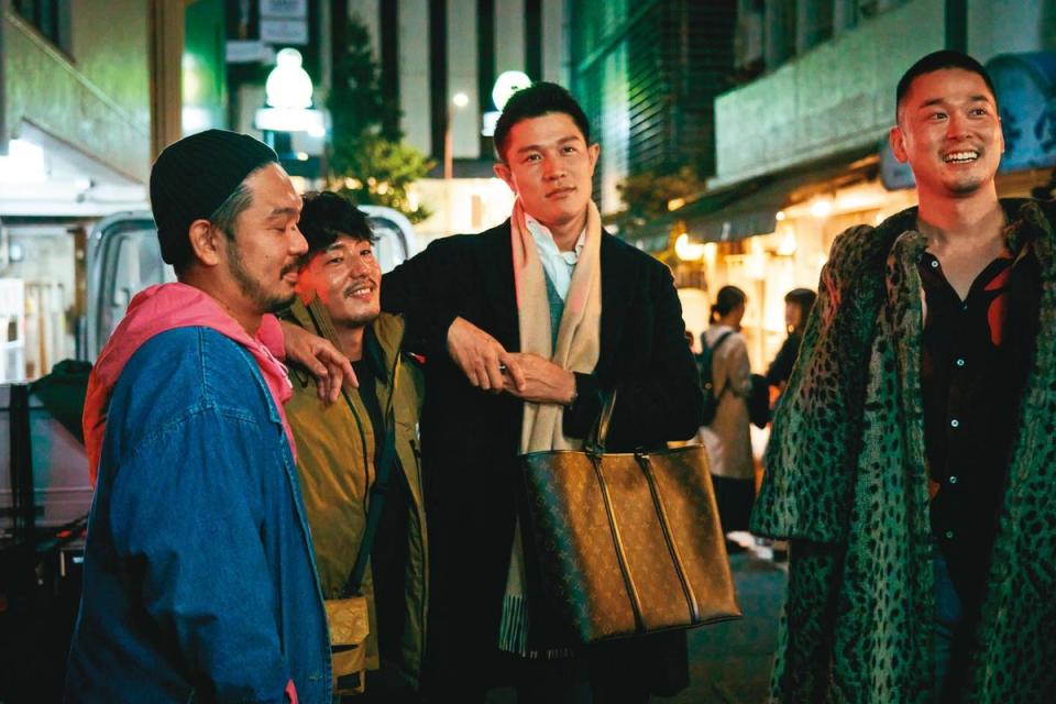 鈴木亮平（右二）在開鏡前積極接觸並觀察同志圈，全力投入角色中。（翻攝自《愛是自私》官方Twitter）