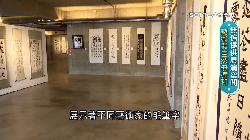 景觀餐廳內有著寬敞空間展示不同藝術家的毛筆字。