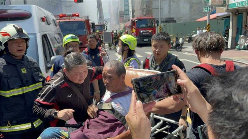 花蓮市區金三角公正街小吃店今天中午發生火警，在頂樓待援的80歲老翁順利獲救。（圖／中國時報羅亦晽攝）