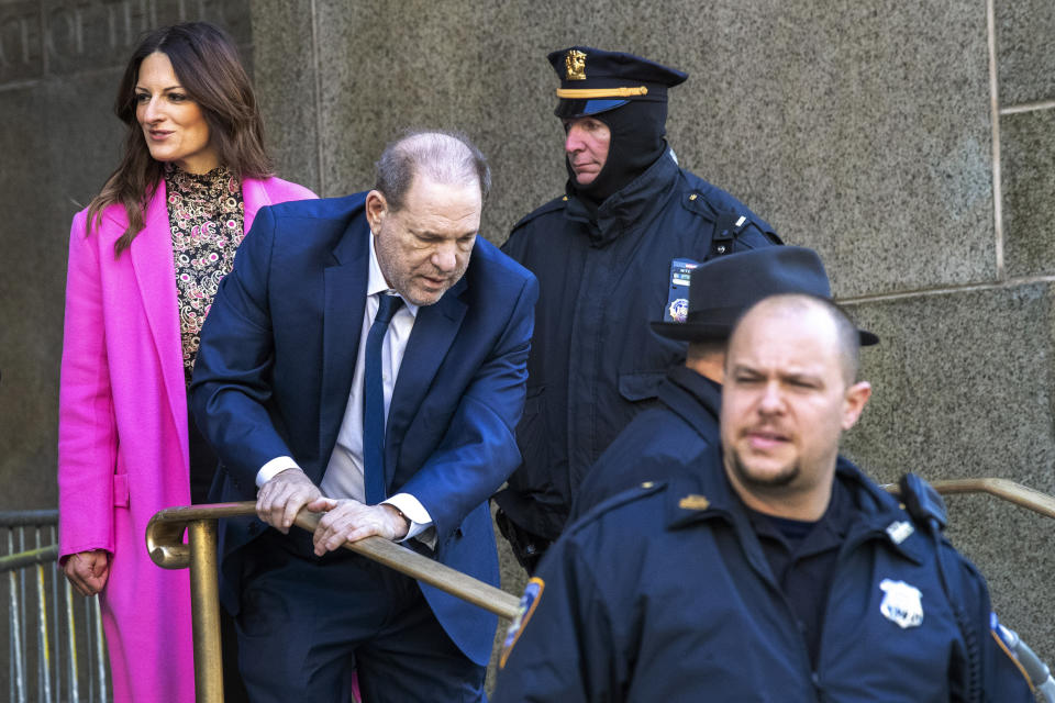 Harvey Weinstein, centro, sale de una corte en Manhattan con su abogada Donna Rotunno, izquierda durante la selección del jurado en su juicio por casos de abuso sexual el jueves 9 de enero de 2020 en Nueva York. (Foto AP/Mary Altaffer)