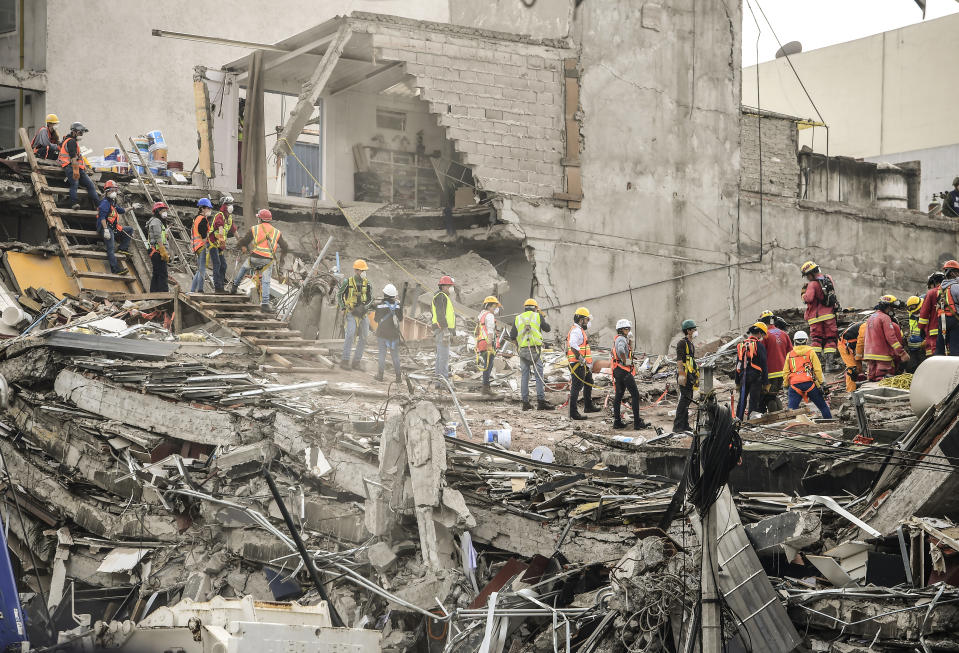 <p>Un puissant tremblement de terre touche Mexico et plusieurs régions au sud de la capitale mexicaine, le 19 septembre. D’une magnitude de 7,1 sur l’échelle de Richter, le séisme a tué 366 personnes et détruit des centaines d’édifices. Cette catastrophe naturelle s’est produite 32 ans jour pour jour après le séisme de 1985 qui avait tué 10 000 personnes au Mexique. (Photo AFP) </p>