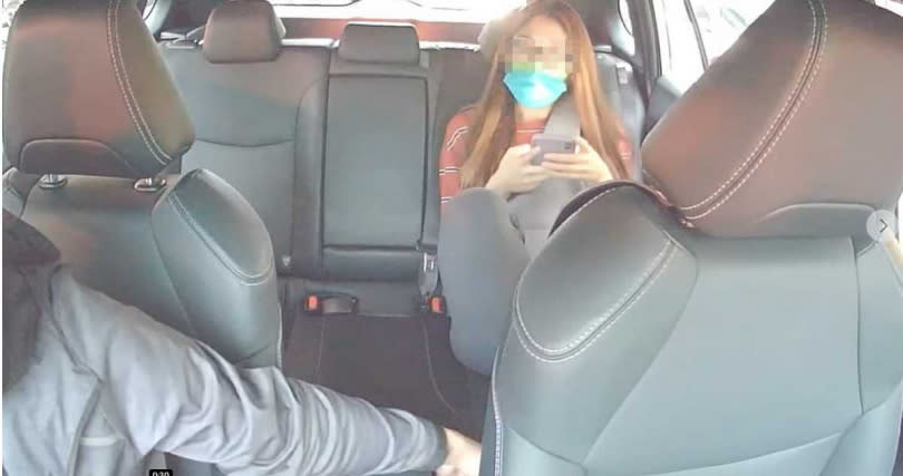 司機請女乘客把腳放下來。（圖／翻攝自臉書／Tesla model3 多元計程車）