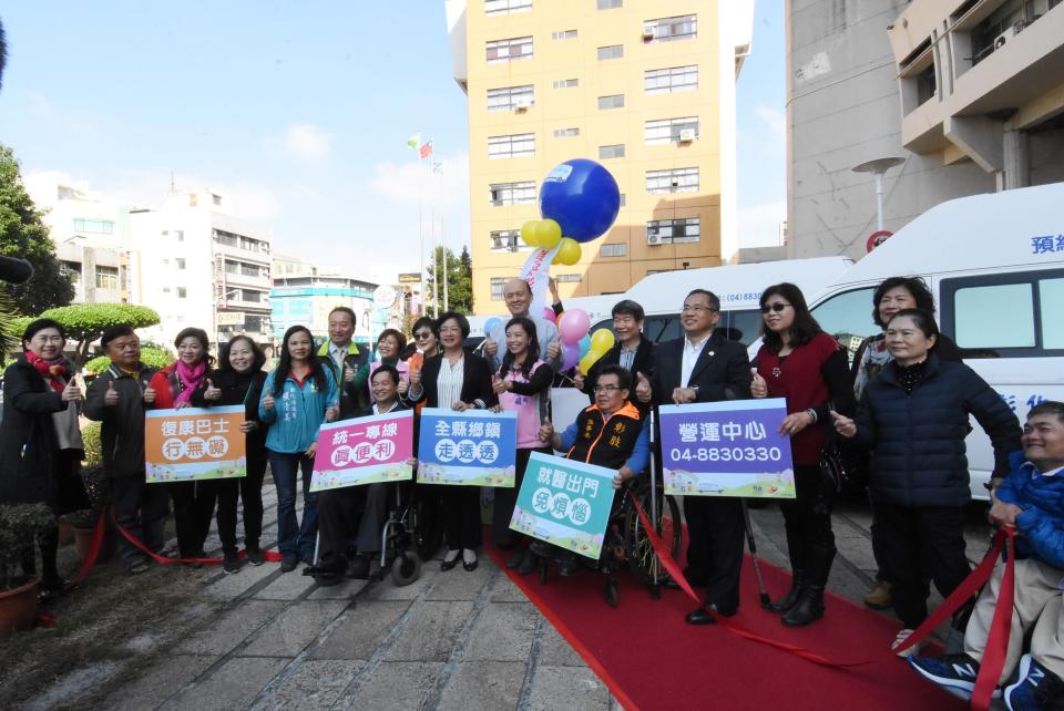 ▲彰化縣長王惠美感謝熱心的企業以及民間人士捐贈縣府5台復康巴士。（圖／記者陳雅芳攝，2019.12.12）