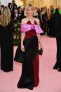 Die britische Schauspielerin Carey Mulligan hat sich selbst verpackt: in ein rotes Paillettenkleid mit schwarzer Riesenschleife und pinker Schulterborte. (Bild: Getty Images)