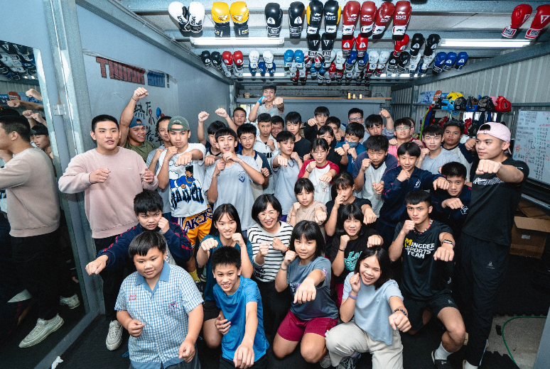  蘇巧慧為熱原拳擊隊的國、高中小將們送上500餘顆粽子，分享佳節氣氛。 圖：蘇巧慧辦公室提供 