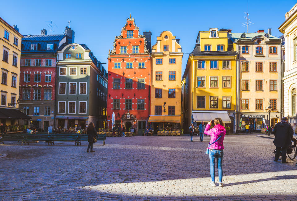 Turistas en uno de los lugares más emblemáticos de Estocolmo, la capital de Suecia. Foto: Getty Images. 