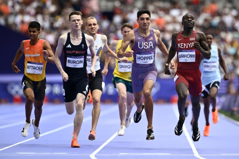 El español Mohamed Attaoui (primero por la izquierda) durante la semifinal de los 800 m planos en los Juegos Olímpicos de París 2024. En el estadio de Francia, en Saint-Denis, norte de París, el 9 de agosto de 2024 (Jewel SAMAD)