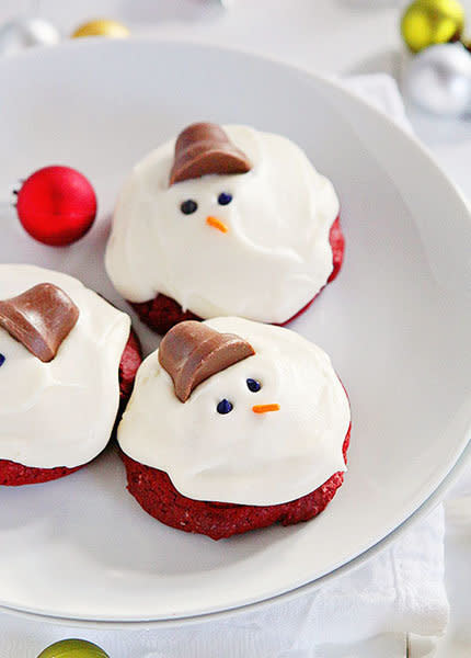 <strong>Get the <a href="http://iambaker.net/red-velvet-melting-snowman-cookies/" target="_blank">red velvet melting snowmen recipe</a>&nbsp;from I&nbsp;am baker.</strong>