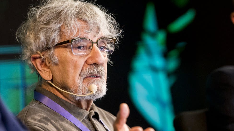 Humberto Maturana hablando