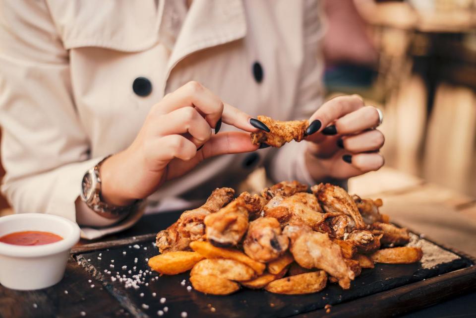 Comment manger des wings de poulet sans se t&acirc;cher ? Adobestock