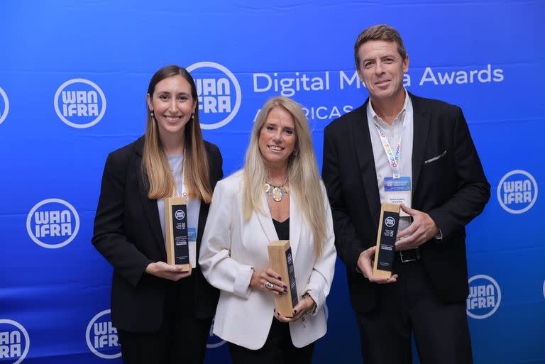 De izquierda a derecha, Florencia Rodríguez Altube (LN Data), Gail Scriven (Prosecretaria General de Redacción) y Gastón Roitberg (Secretario de Redacción), anoche, al recibir los premios para LA NACION. Foto: Grey Díaz