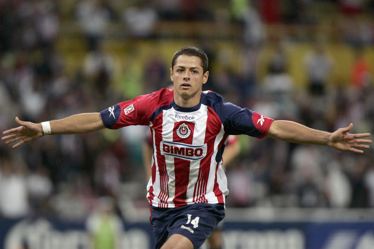 Chicharito celebrando un gol con Chivas en 2010. (REUTERS/Alejandro Acosta) soccer match in Jalisco stadium in Guadalajara City, Mexico, February 13, 2010. REUTERS/Alejandro Acosta (MEXICO - Tags: SPORT SOCCER)