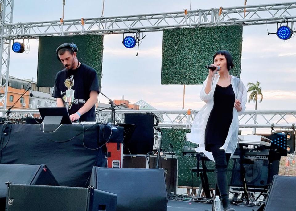 法國DJ Sam Tiba與台灣音樂人葉穎同台演出。 （記者羅玉如攝）