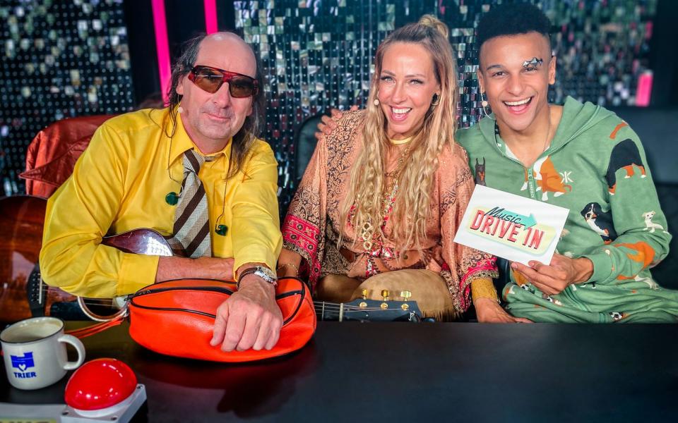 In der neuen RTLZWEI-Sendung "Music Drive In" müssen die Kandidatinnen und Kandidaten durch einen Drive-In fahren. Dabei müssen sie vor einer Jury singen, die aus Guildo Horn (links), Loona (Mitte) und Prince Damien besteht. (Bild: RTLZWEI)