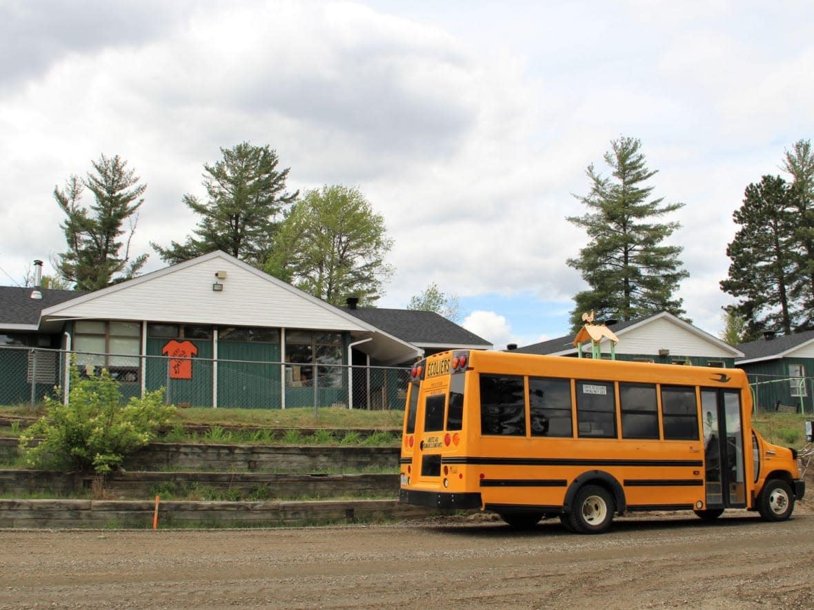 The school at Barriere Lake is more than 50 years old. The federal government says there is no mould problem but the community is not convinced. (Delphine Jung/Radio-Canada - image credit)