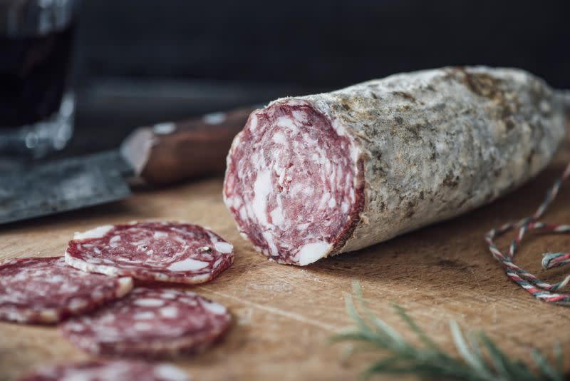 Tout comme le salami, certains aliments sont nécessaires pour maintenir vos dents en bonne santé. [Photo : Getty]