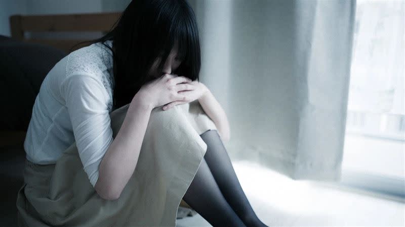 女子陪初戀男友開房間休息慘遭硬上，事後崩潰提告。（示意圖非新聞當事人／翻攝自Pakutaso ）