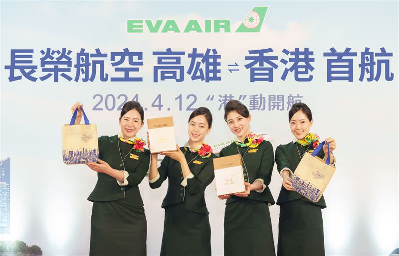 長榮航空致贈高雄-香港首航班旅客輕巧又實用的「環保束口背袋」。（圖／長榮航空）