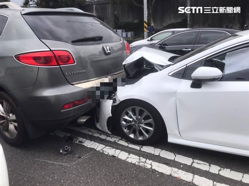 北市楊女酒後追撞停等紅燈的3部轎車，包括野馬、賓利等名車。（圖／翻攝畫面）