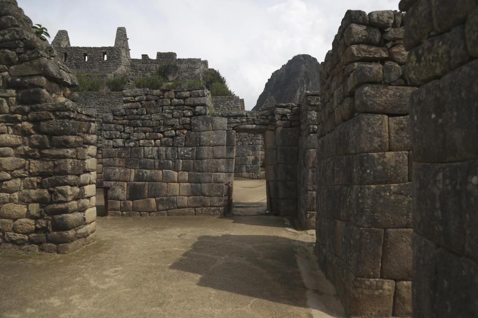 El sitio arqueológico de Machu Picchu está desprovisto de turistas mientras está cerrado en medio de la pandemia de COVID-19, en el departamento de Cusco, Perú, el martes 27 de octubre de 2020. (AP Foto/Martin Mejia)