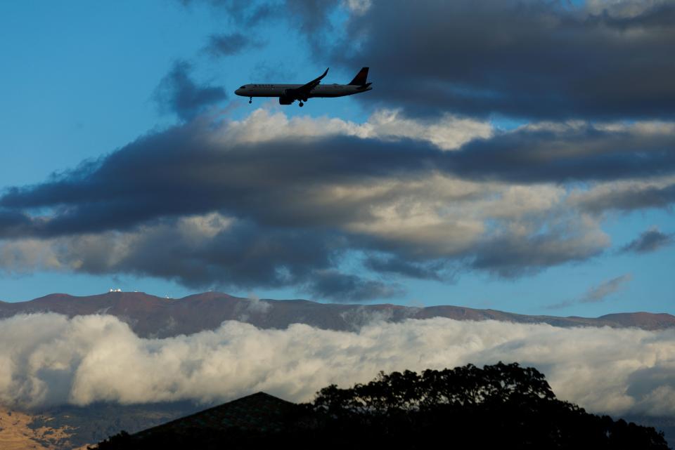 夏威夷茂宜島上週爆發野火，班機曾一度被打亂，近日開始有班機飛抵當地。（路透社）