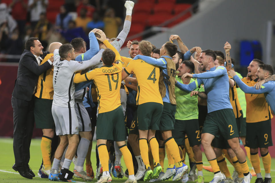 ARCHIVO - Los jugadores de Australia celebran tras derrotar por penales a Perú en un repechaje por el boleto a la Copa Mundial en Al Rayyan, Qatar, el 13 de junio de 2022. (AP Foto/Hussein Sayed, File)