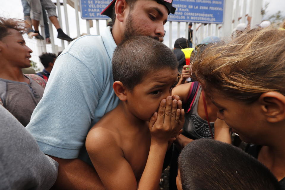 FOTOS | Así rompieron los migrantes el cerco fronterizo para entrar a México