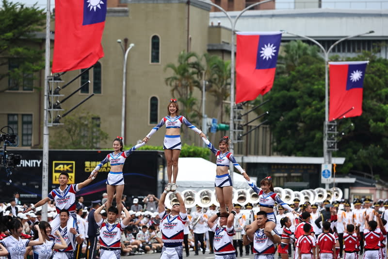 國慶大會  中華競技啦啦隊表演（2） 中華民國中樞暨各界慶祝113年國慶大會10日在總統 府前廣場舉行，中華競技啦啦隊帶來表演，充滿青春 活力，點燃全場熱情。 中央社記者翁睿坤攝  113年10月10日 