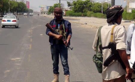 Militants loyal to Yemen's President Abd-Rabbu Mansour Hadi man a checkpoint on a street in the country's southern port city of Aden March 30, 2015. REUTERS/Anees Mansour