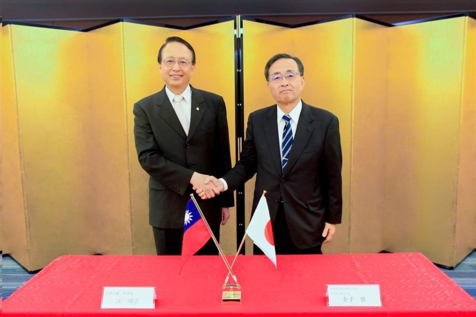 台灣高鐵公司江耀宗董事長(左)與JR東海金子慎會長(右)，11月21日在日本東京共同簽署合作備忘錄（圖：台灣高鐵）
