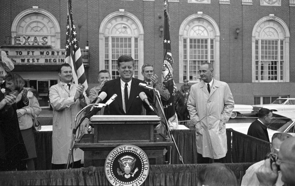 John F. Kennedy speaking to crowd in front of Hotel Texas, Fort Worth. V.P. Lyndon B. Johnson to JFK's left and Texas Governor John Connally over JFK's left shoulder, Senator Ralph Yarborough over right shoulder, and State Senator Don Kennard to JFK's right, on ht emorning of November 22, 1963. (Photo by UTA Special Collections/Star-Telegram Collection/TNS/Sipa USA)