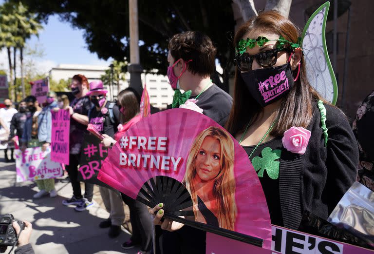 Simpatizantes de Britney Spears se manifiestan afuera de la corte durante una audiencia