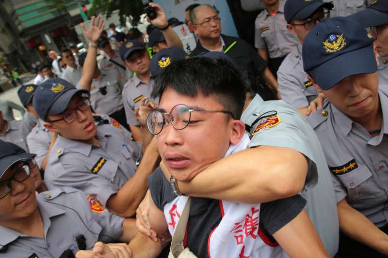 20180802-總統蔡英文2日下午出席內政部轄下「國家住宅及都市更新中心」揭牌儀式，板橋大觀社區迫遷戶到場陳情，盼政府正視無法負擔高額房價的弱勢居民，卻遭勒脖驅離。（顏麟宇攝）