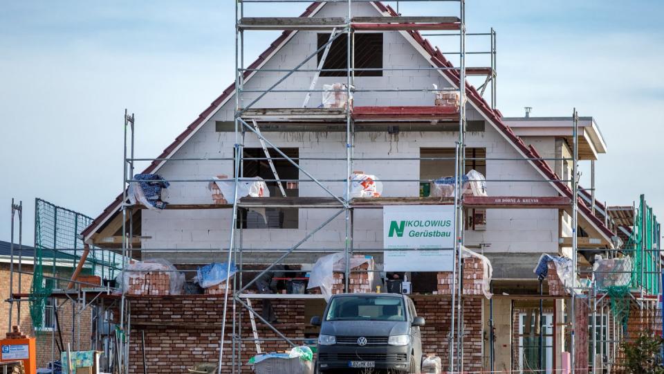 Fast fertig: Ein neues Einfamilienhaus in Schwerin. Foto: Jens Büttner