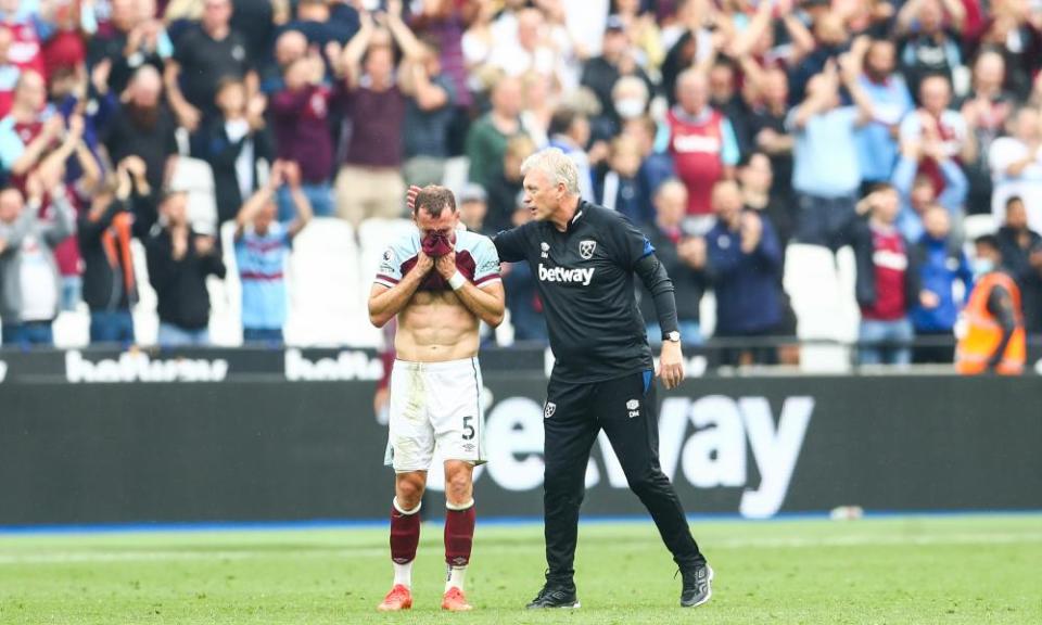 David Moyes consoles Vladimir Coufal after West Ham’s defeat against Manchester United