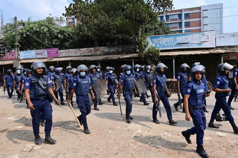 Die Proteste von Textilarbeitern in Bangladesch gehen weiter und sind erneut von Gewalt begleitet worden. In der Industriestadt Gazipur wurde eine Frau getötet - nach Angaben ihrer Familie durch Schüsse von Polizisten bei einer Demonstration. (Munir uz zaman)