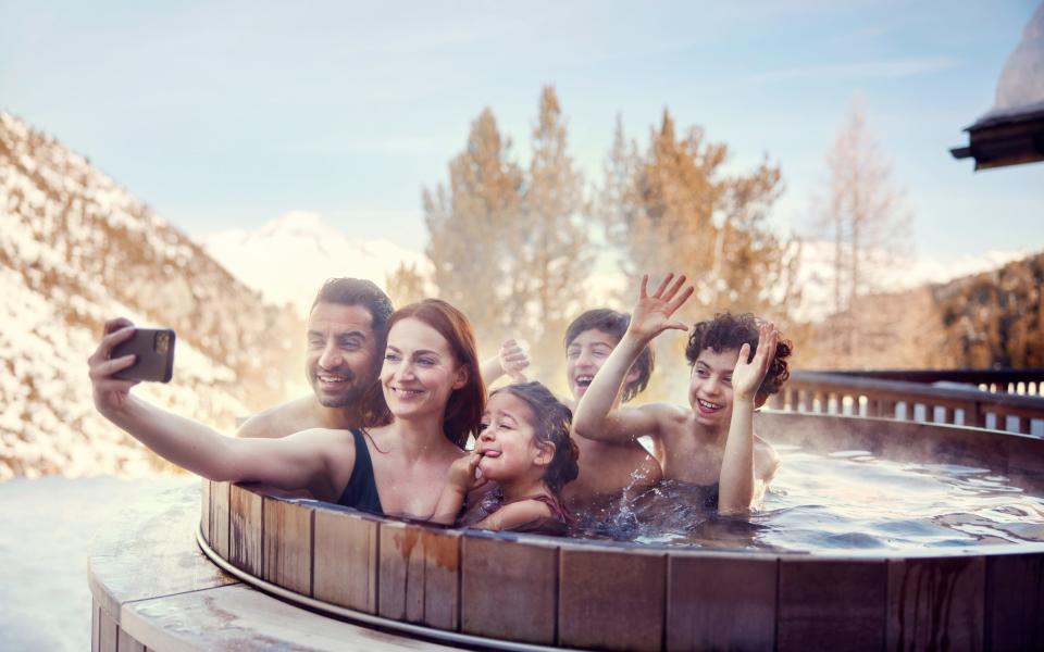 Many of the apartments in the first Hameau du Glacier residence were purchased by English families aware of the cheapness.