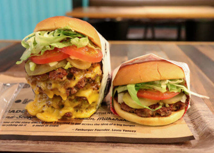 FATBURGER的招牌「US KINGBURGER」（左）和基本款「ORIGINAL FATBURGER」（右）