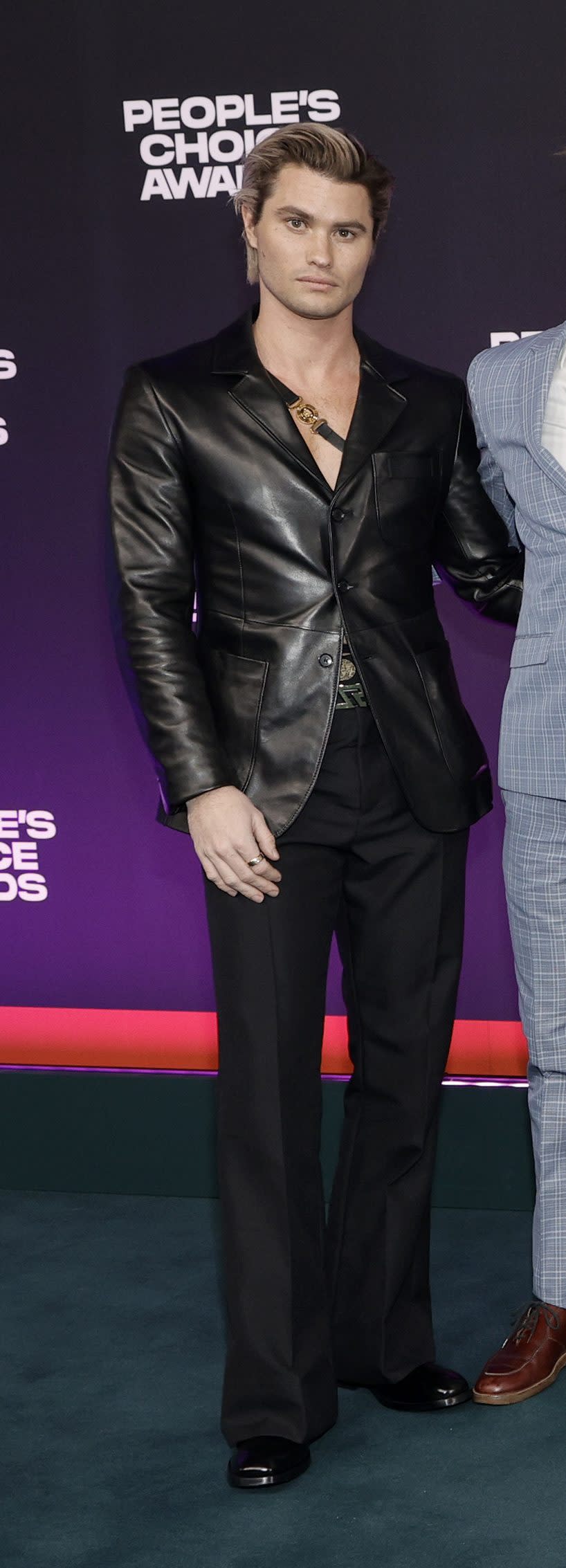 Chase Stokes versace suit, 2021 People's Choice Awards, PCAs, red carpet, celebrity style,