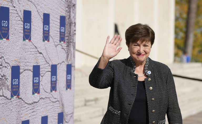 ARCHIVO - La directora gerente del Fondo Monetario Internacional Kristalina Georgieva saluda mientras llega a una reunión en Roma, el 29 de octubre de 2021. (AP Foto/Alessandra Tarantino, Archivo)