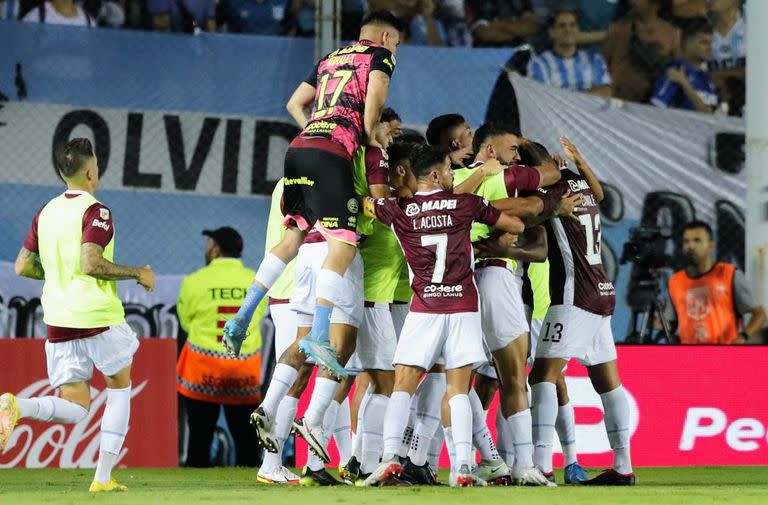 Un clásico festejo en el fútbol argentino, en este caso, de Lanús: se tomará el tiempo