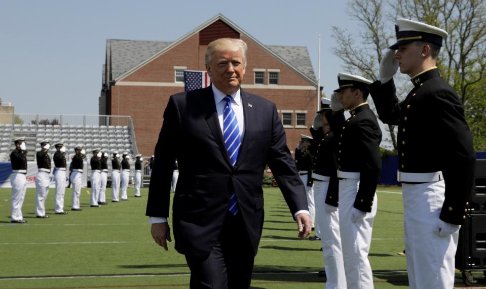 El presidente de EEUU, Donald Trump, en una academia de la Guardia Costera en New London, Connecticut