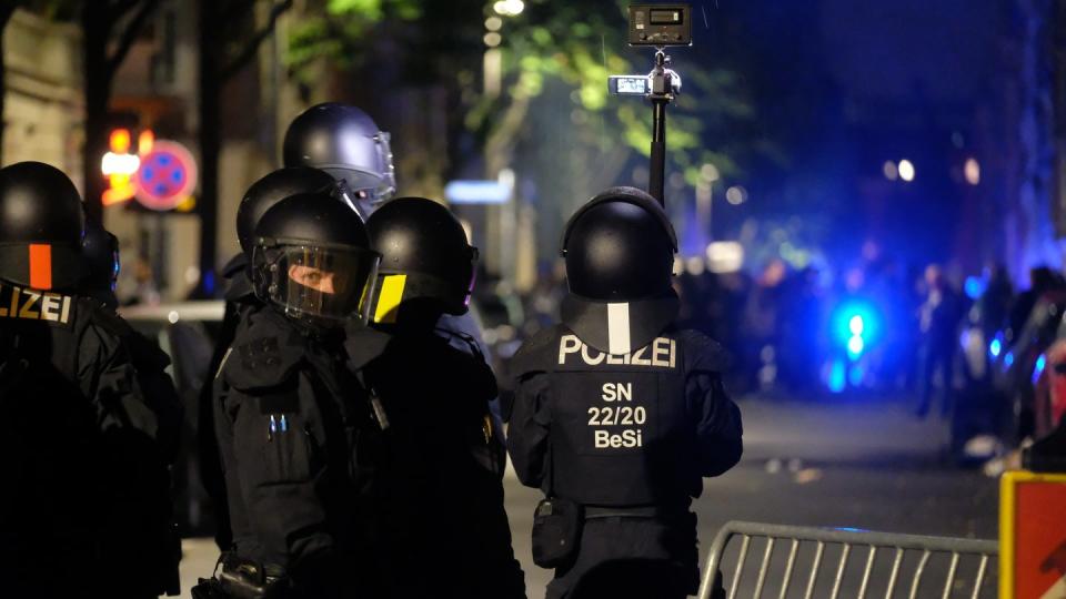 Polizisten sichern während einer linken Demonstration eine Straße. Mehrere hundert Menschen protestierten gegen die Räumung eines besetzten Hauses im Leipziger Osten.