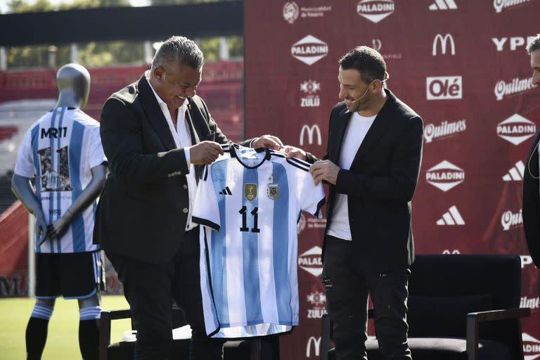 Maxi Rodríguez junto a Claudio 'Chiqui' Tapia, en el anuncio oficial del partido