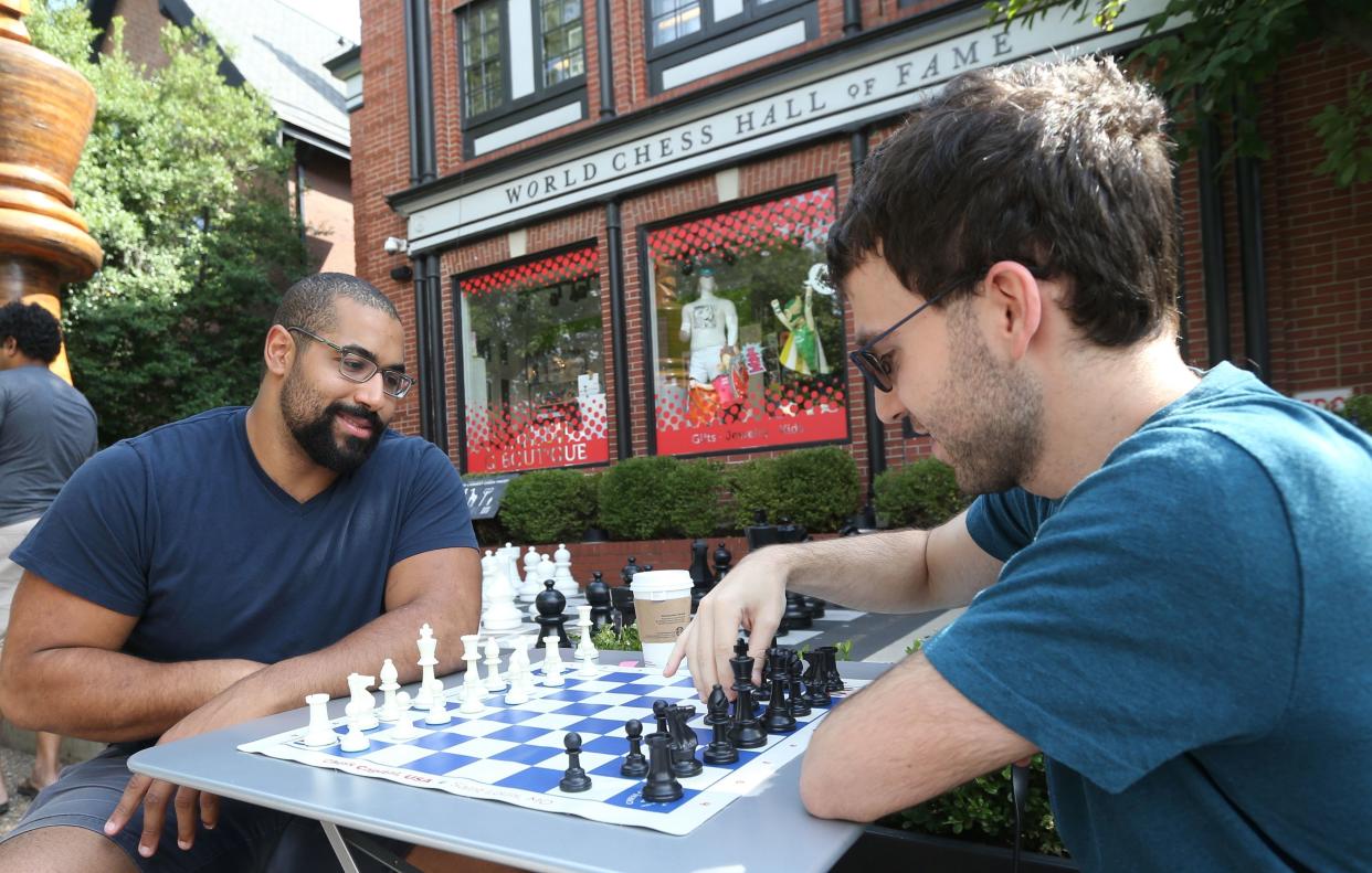 Grandmaster Robert Hess gives&nbsp;former Baltimore Ravens offensive lineman John Urschel a chess lesson outside the Chess Club and Scholastic Center in St. Louis on August 13, 2017. (Photo: BILL GREENBLATT via Getty Images)